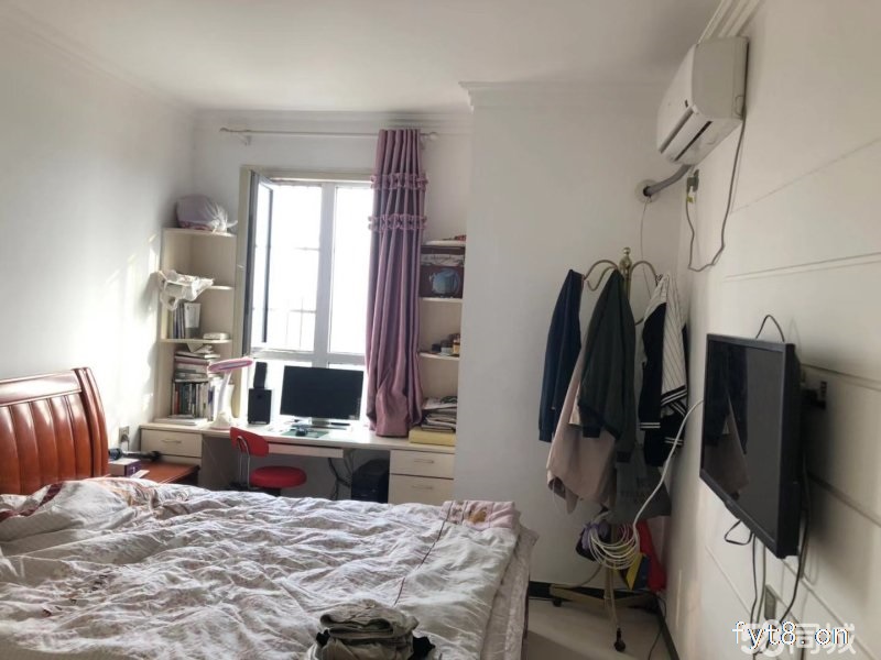 实验小学对面,胜利路南,南面是沙河景观。